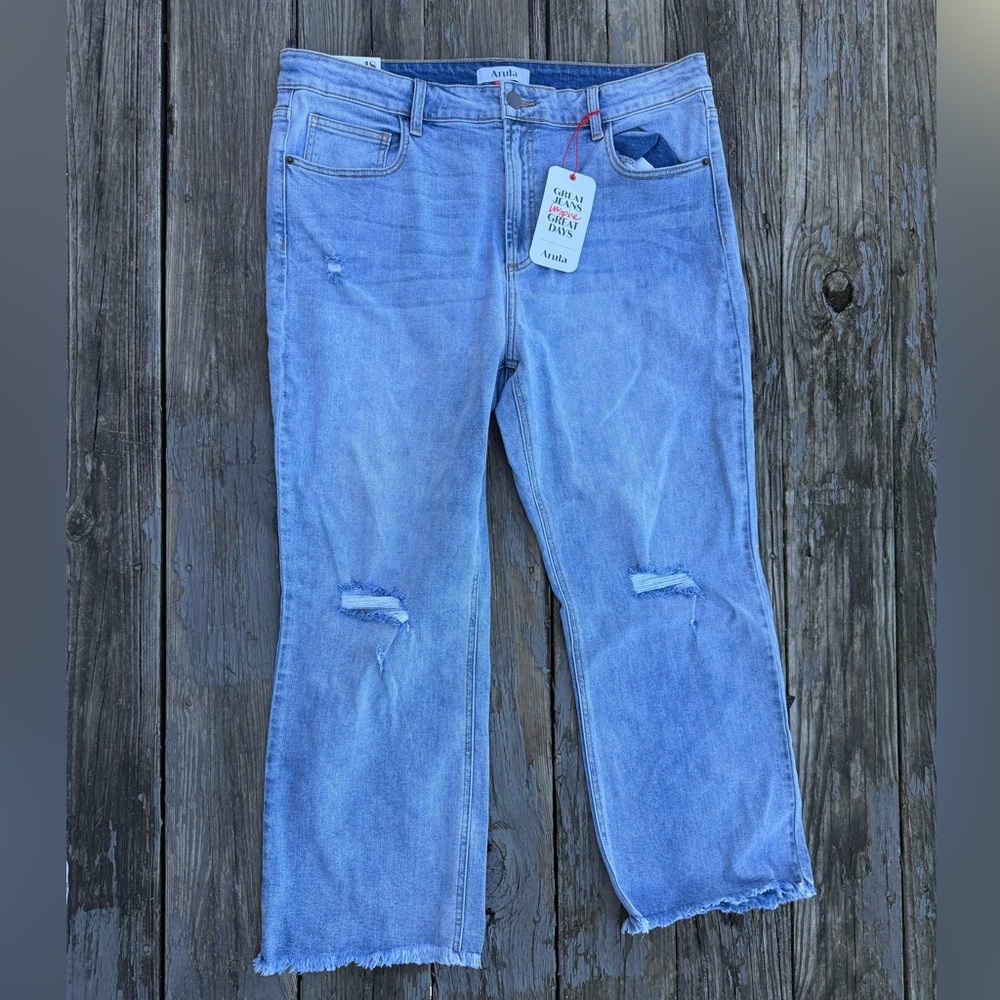 NWT ARULA Distressed Cropped Mid-Rise Straight Curve Hugging Jeans